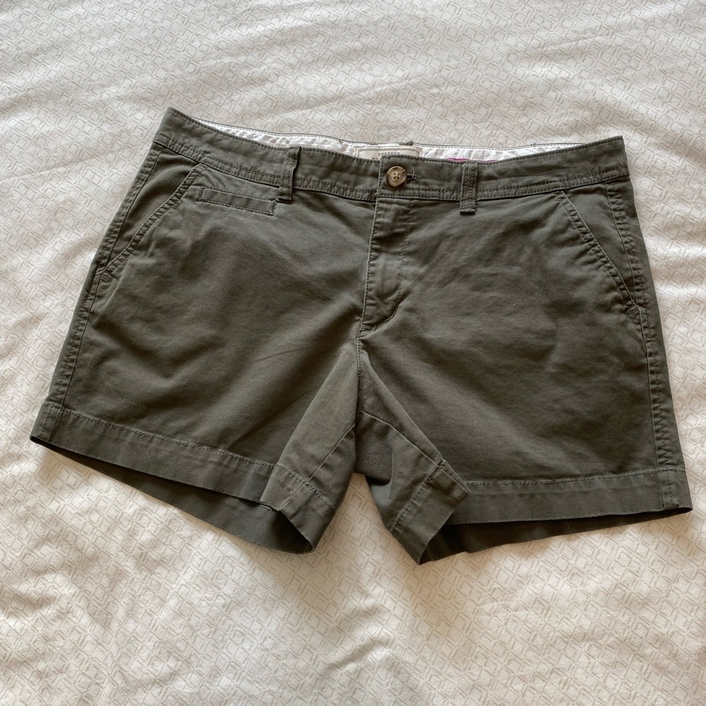 Old Navy Perfect 5” Shorts in olive green size 10